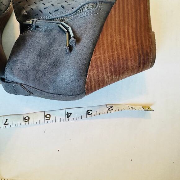 Report Size 8.5 Gray Granger Wedge Boots Perforated Casual - Picture 6 of 11